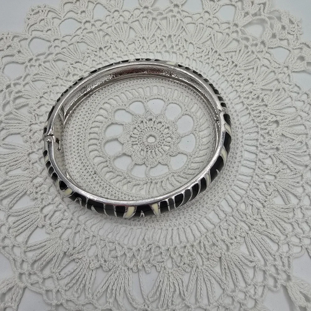 Vintage Bangle Bracelet Hinged Silver Tone Zebra Enamel 7